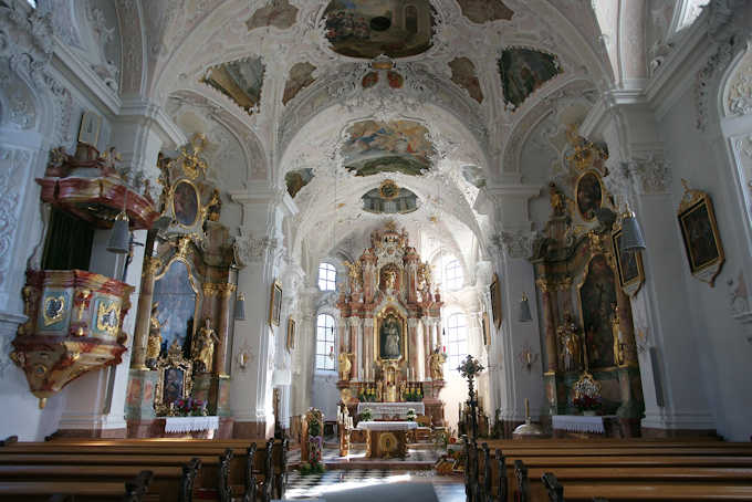 Gli interni dell chiesa barocca 'San Notburga' a Maurach