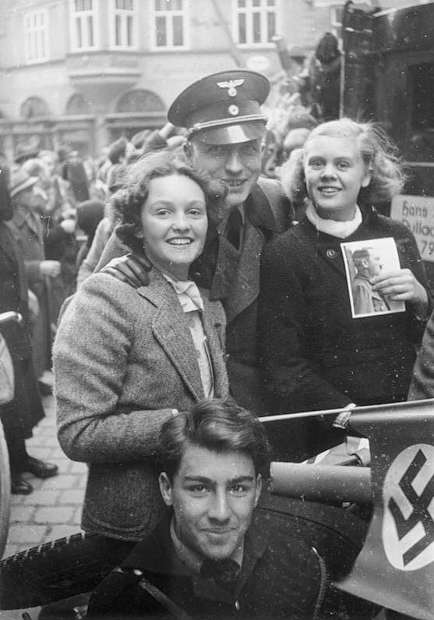 Una foto propagandistica: soldati tedeschi e ragazze austriache