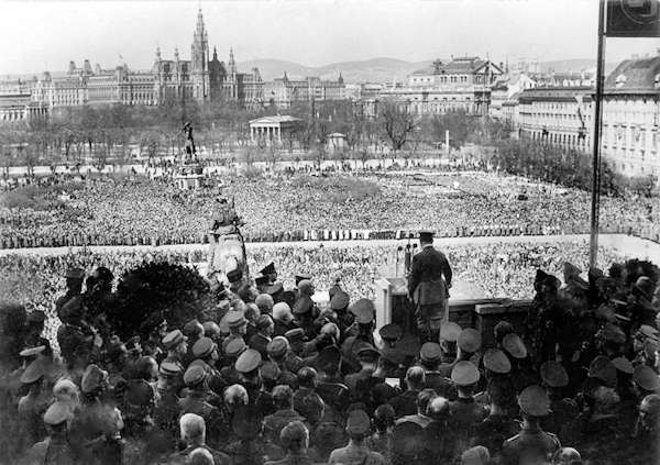 Hitler parla sull'Heldenplatz a Vienna