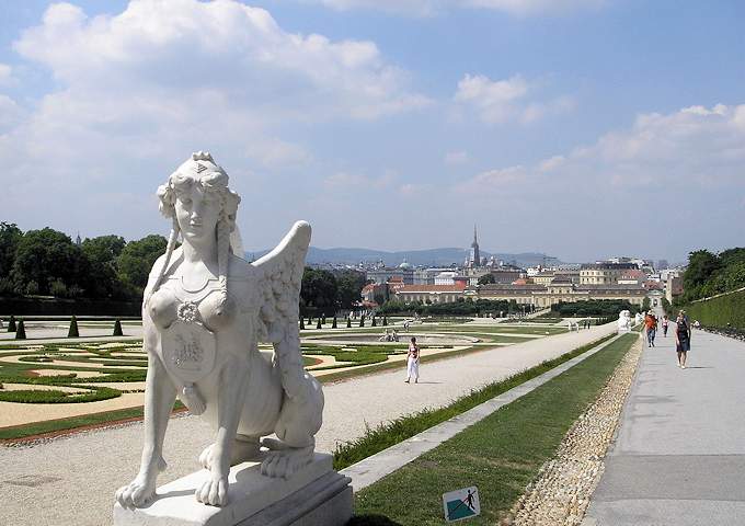 Una sfinge nel giardino del Belvedere