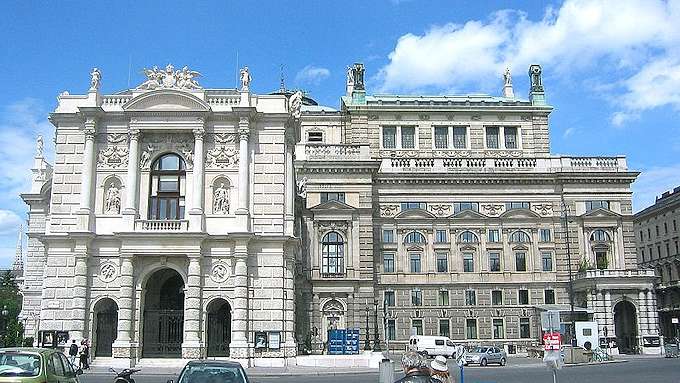 Il Burgtheater a Vienna - vista laterale