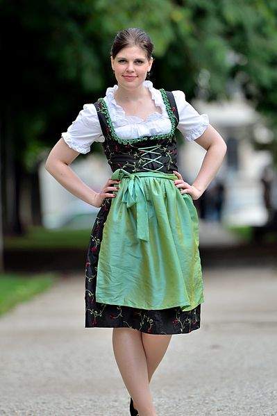 Una giovane donna che indossa il Dirndl