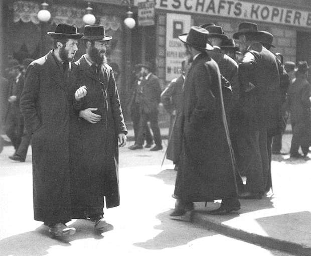 1915: un gruppo di ebrei ortodossi a Vienna