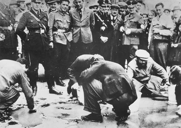 1938: ebrei sono costretti a lavare il pavimento del marciapiede