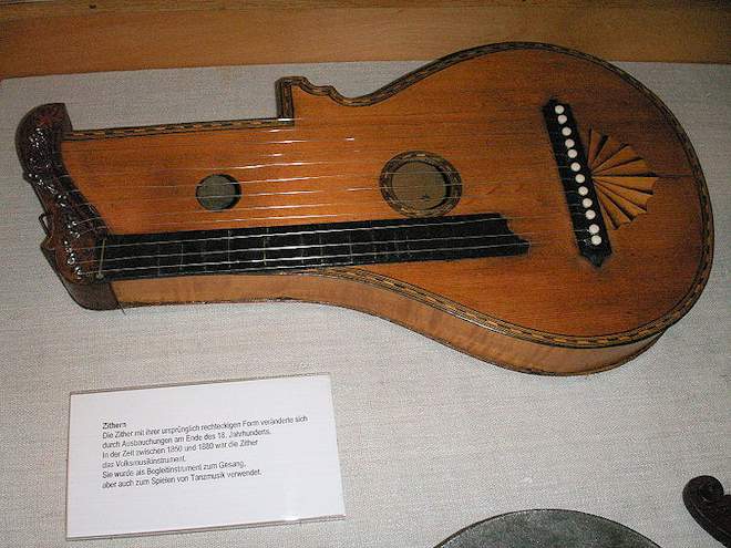 Uno "zither", uno strumento musicale popolare