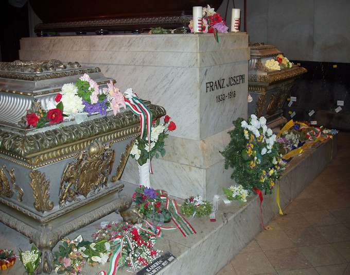 Le tomba dell'imperatore Francesco Giuseppe, della moglie Elisabetta d'Austria e del figlio Rodolfo d'Asburgo-Lorena