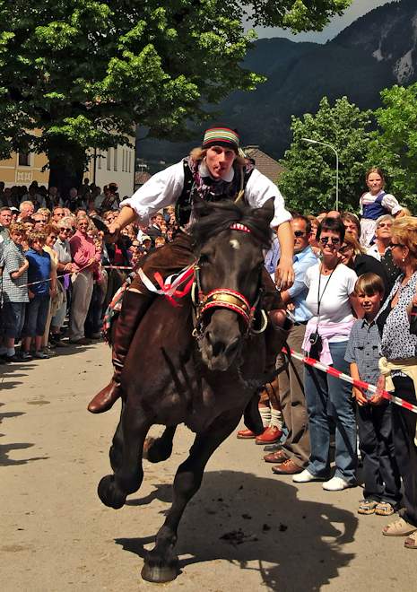 Il rito del "Kufenstechen" a Feistritz