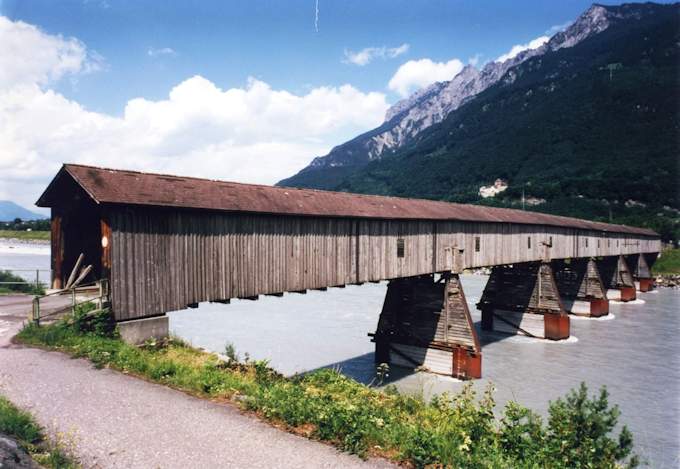 Il vecchio ponte di legno a Vaduz che attraversa il Reno
