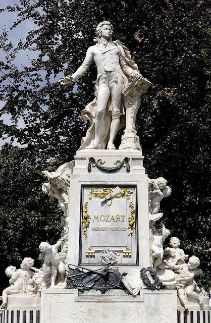 La statua di Mozart nel Burggarten di Vienna