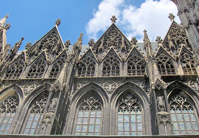 Santo Stefano: la splendida facciata gotica del duomo