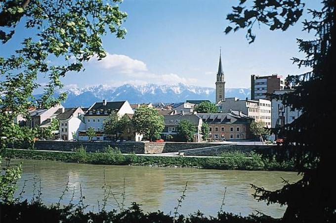 Veduta di Villaco, sul fiune Drava